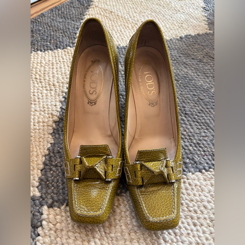 Tod’s Swing Selleria Chartreuse Leather Pumps. Cleaned and Conditioned Size 9